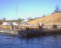 Pontoon driven by hydraulic winches<br><br>